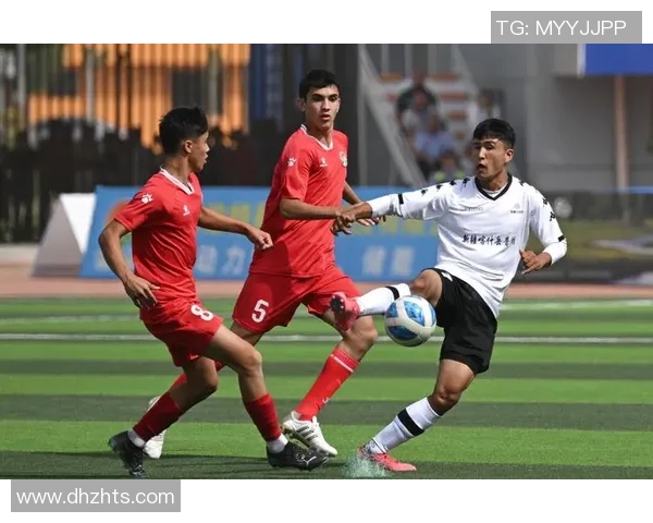 足球明星赴喀什踢球 展示中国西部体育热情与潜力